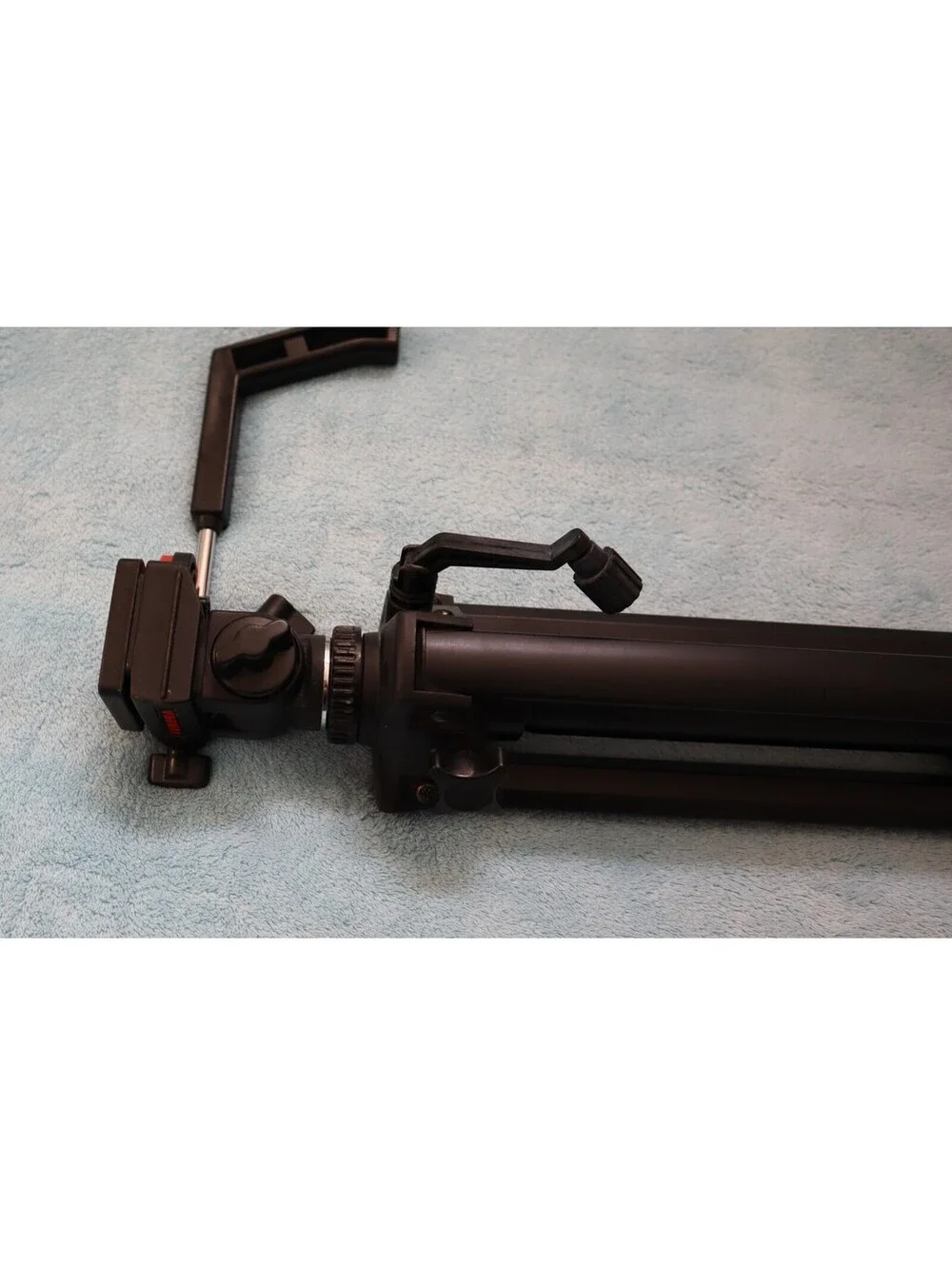 Tundra Video Ultima 66 Tripod Complete. Great Condition. With a pan/tilt head.